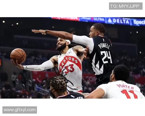 2019年快船与猛龙赛后温情拥抱展现体育精神与友谊的美好瞬间 2019年快船与猛龙赛后温情拥抱展现体育精神与友谊的美好瞬间